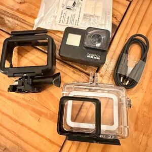 GoPro HERO7 Black + Mount Frame + Waterproof Case+ SD card